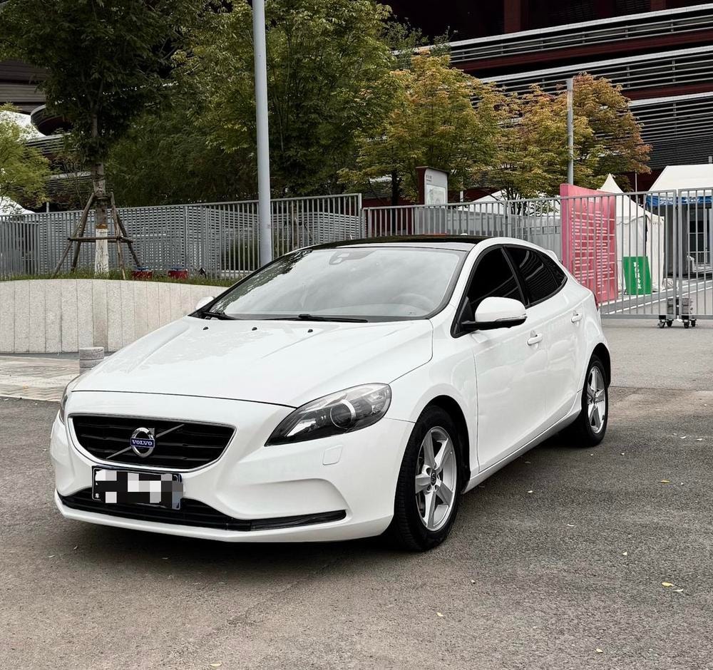 Volvo V40 2016 — фото автомобиля