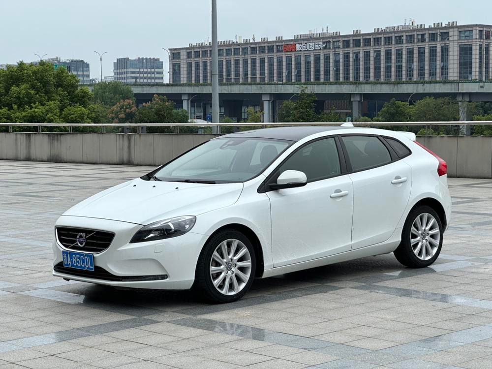 Volvo V40 2016 — фото автомобиля
