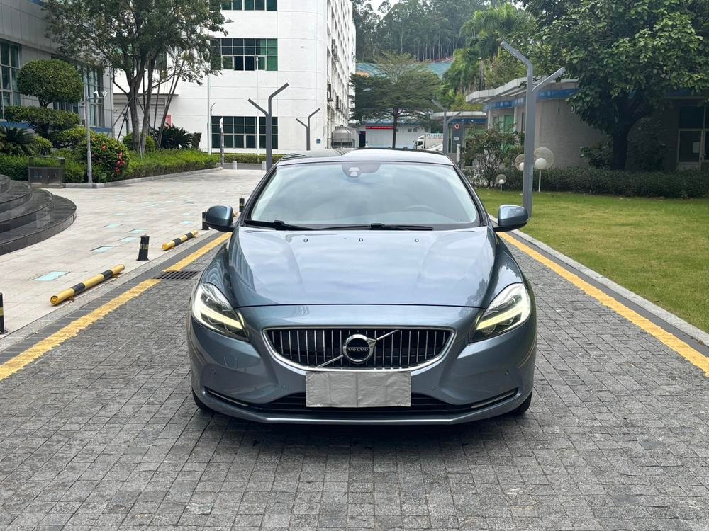 Volvo V40 2017 — фото автомобиля