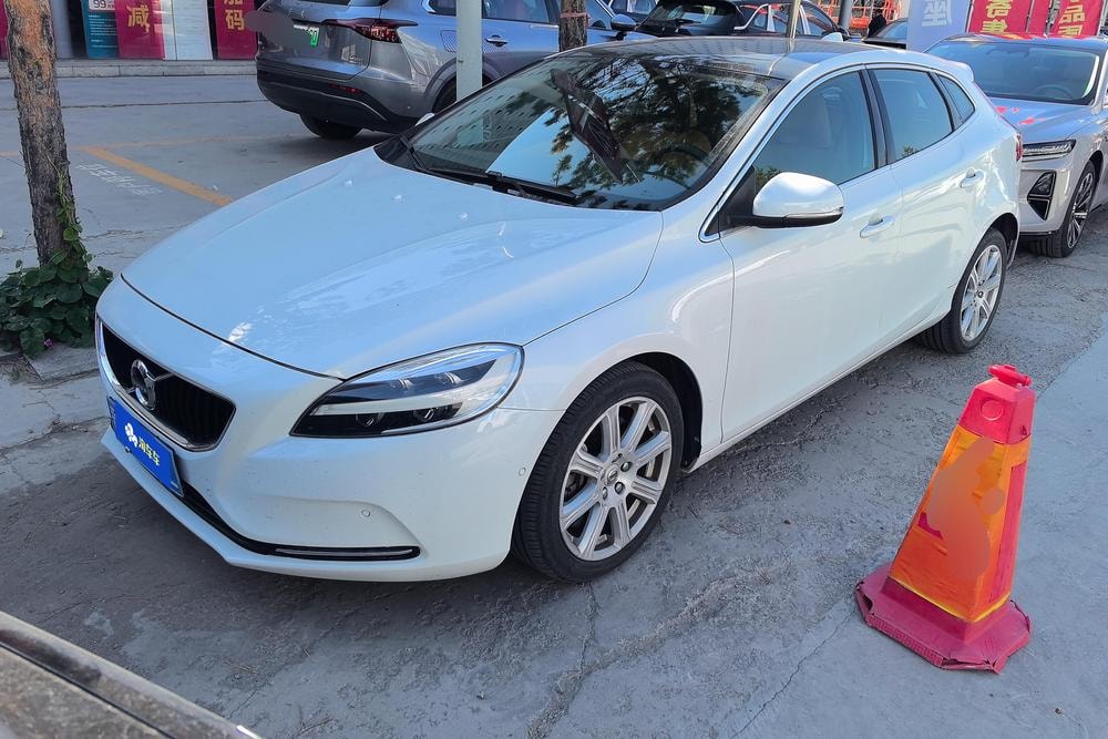 Volvo V40 2016 — фото автомобиля