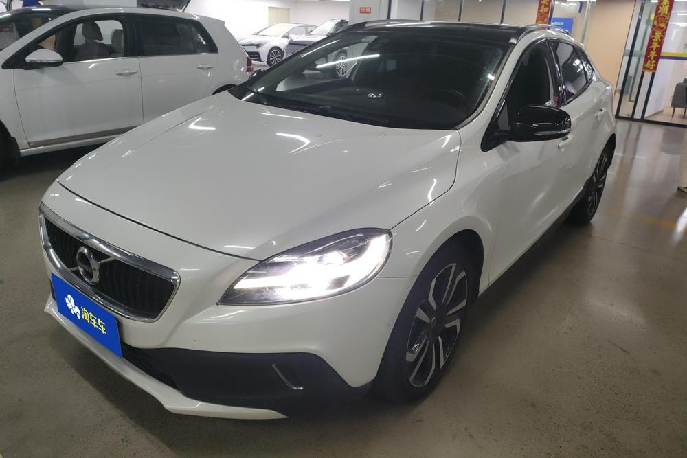 Volvo V40 2018 — фото автомобиля