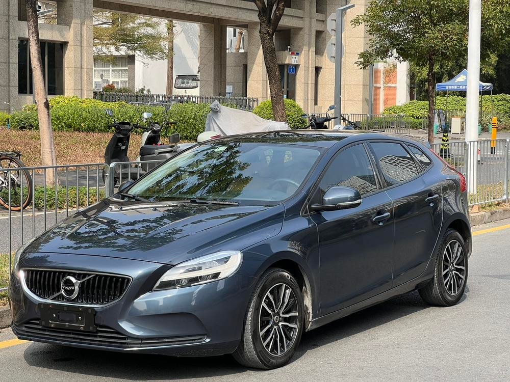 Volvo V40 2018 — фото автомобиля 1