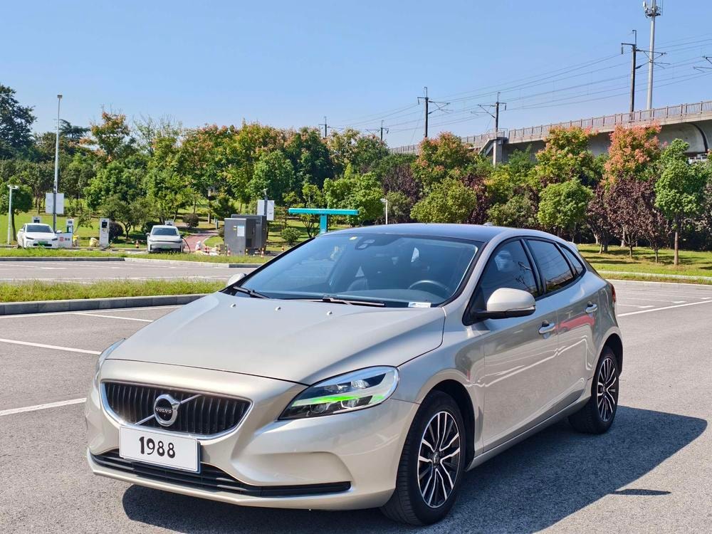 Volvo V40 2018 — фото автомобиля
