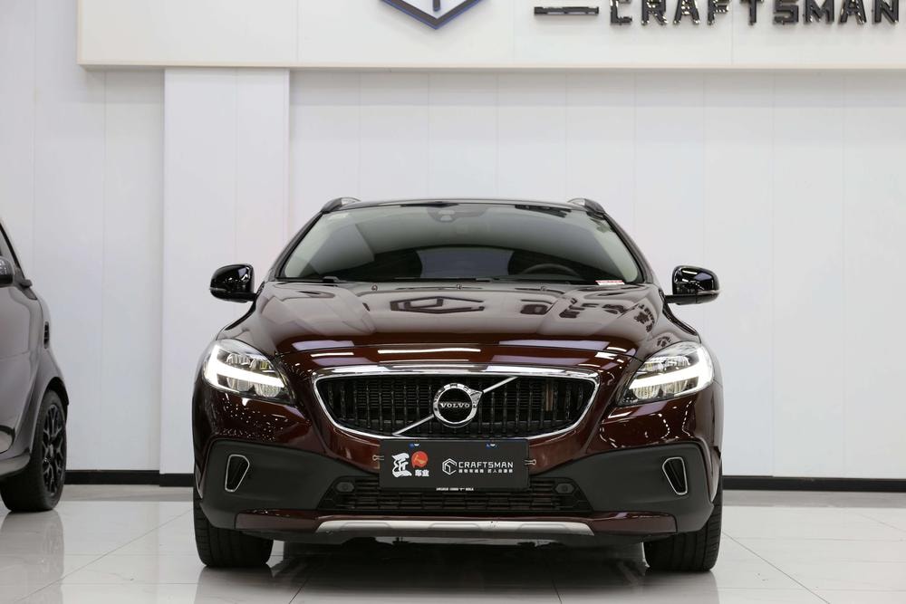 Volvo V40 2017 — фото автомобиля