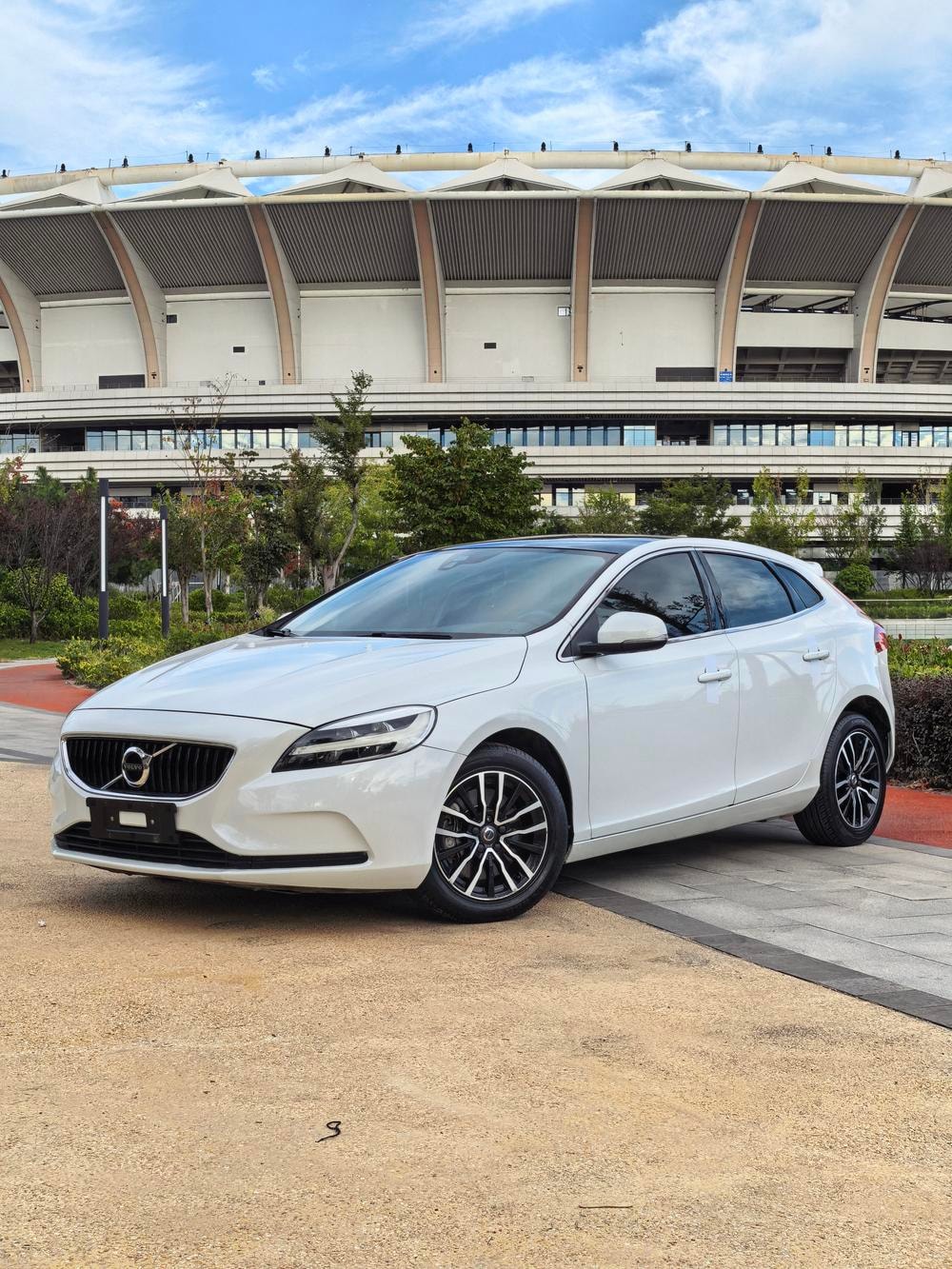 Volvo V40 2019 — фото автомобиля 1