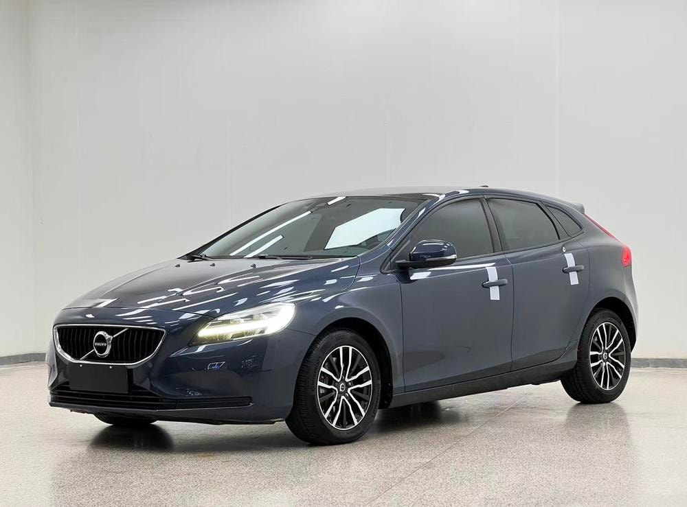 Volvo V40 2018 — фото автомобиля 1