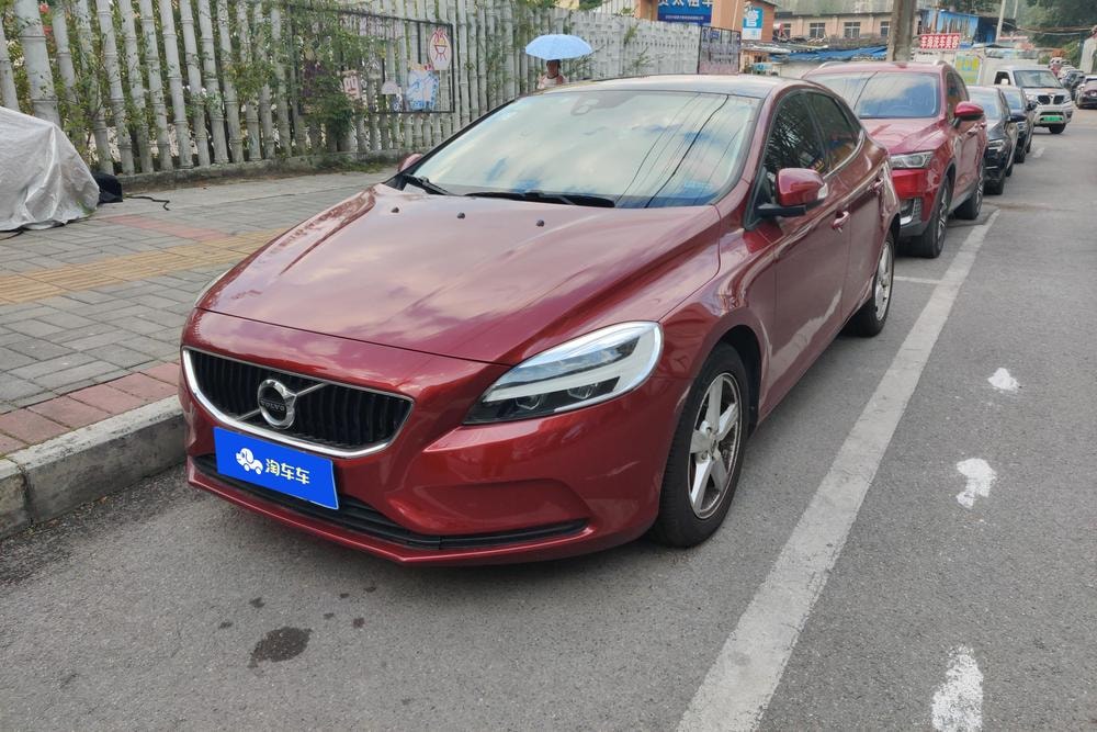 Volvo V40 2018 — фото автомобиля 1