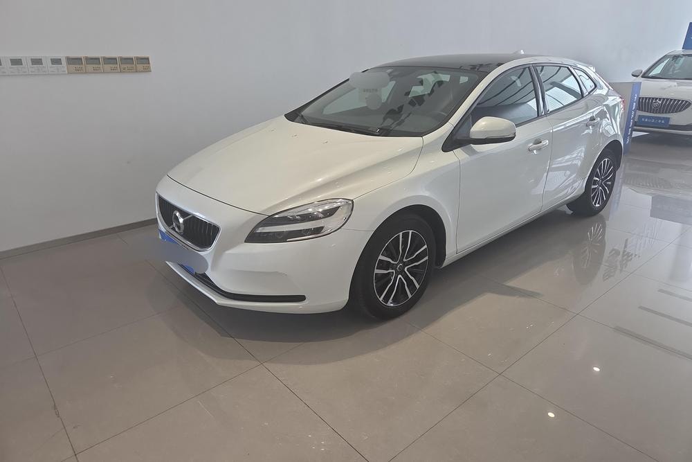 Volvo V40 2018 — фото автомобиля 1
