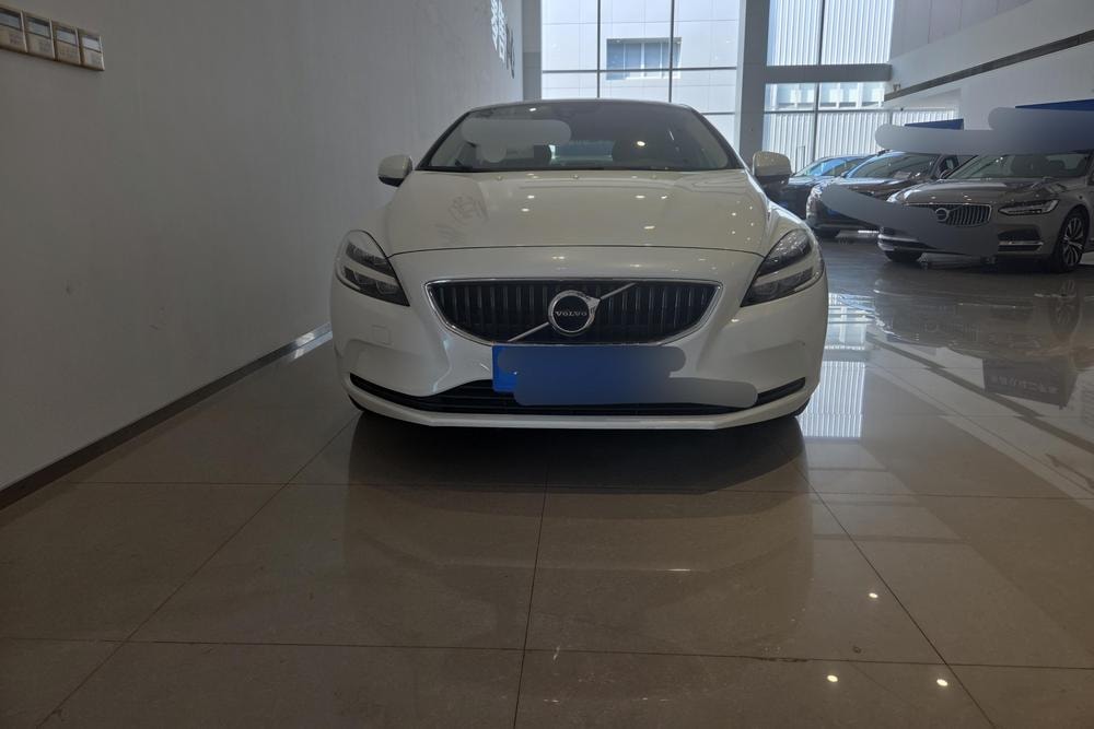 Volvo V40 2018 — фото автомобиля