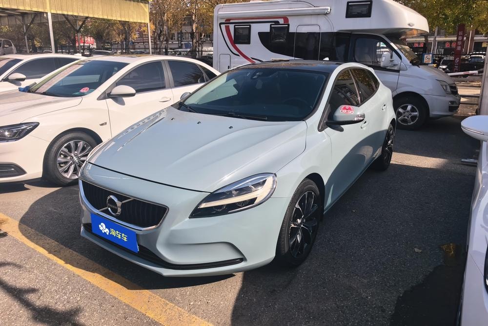Volvo V40 2018 — фото автомобиля