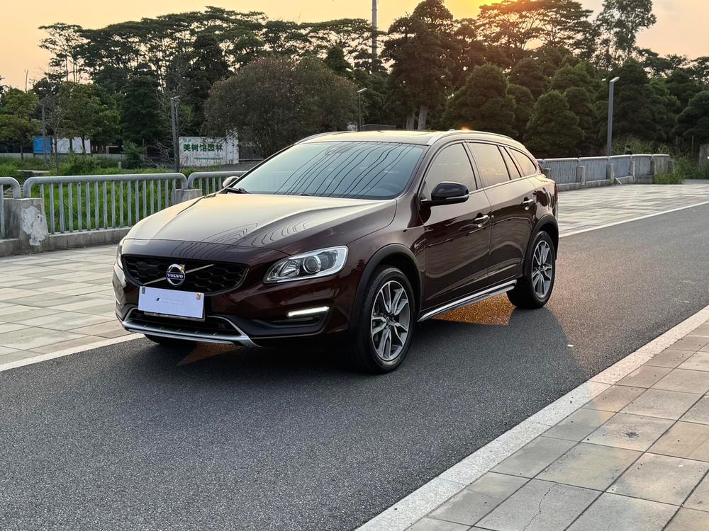 Volvo V60 2017 — фото автомобиля 1