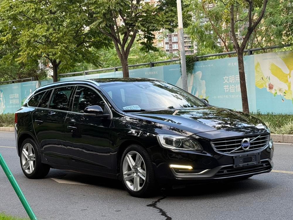 Volvo V60 2014 — фото автомобиля