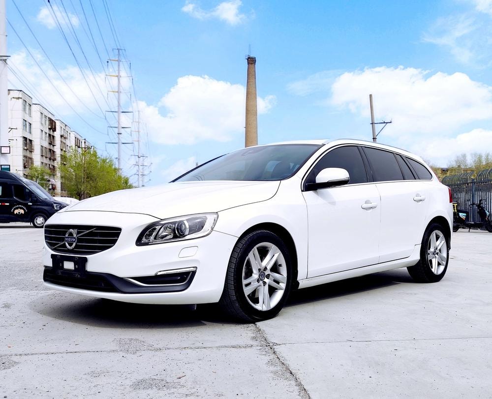 Volvo V60 2015 — фото автомобиля