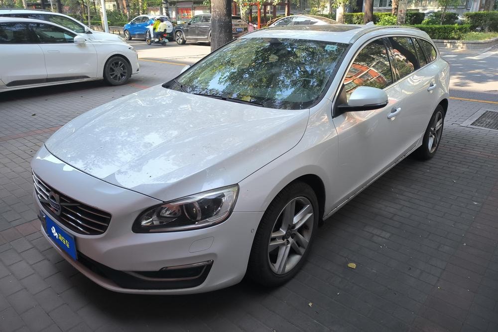Volvo V60 2015 — фото автомобиля