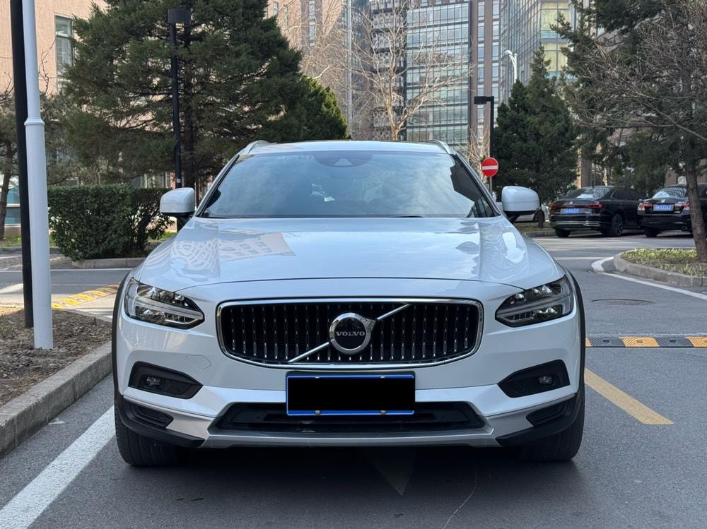 Volvo V90 2021 — фото автомобиля 1