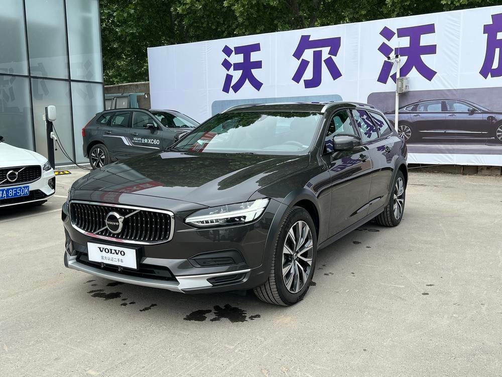 Volvo V90 2025 — фото автомобиля