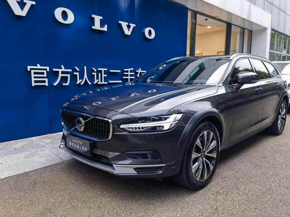 Volvo V90 2021 — фото автомобиля 1