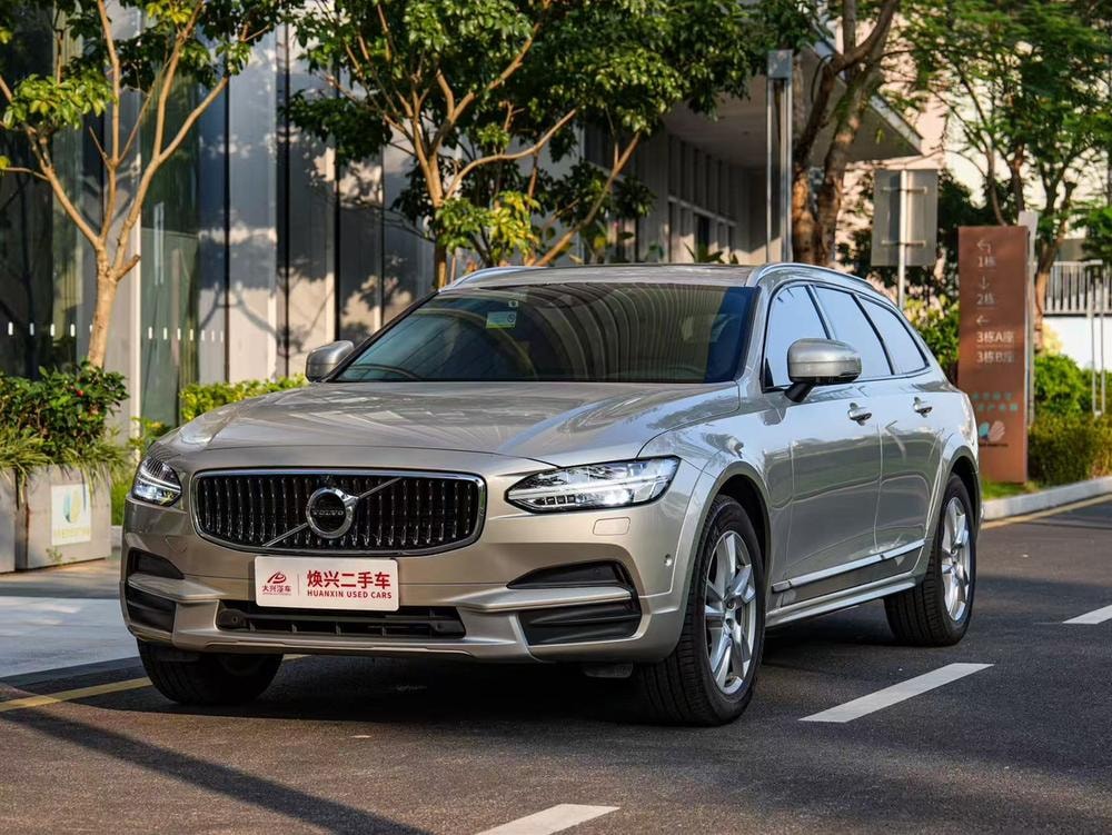 Volvo V90 2017 — фото автомобиля 1