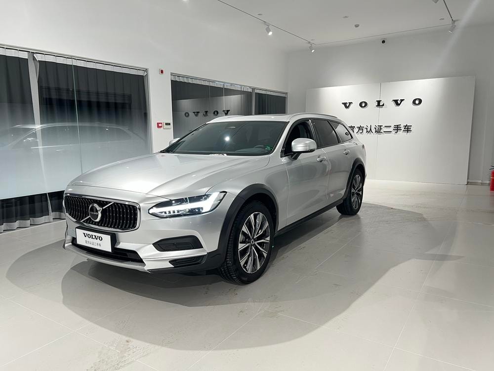 Volvo V90 2025 — фото автомобиля 1