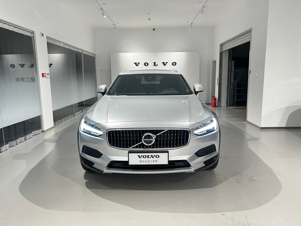Volvo V90 2025 — фото автомобиля