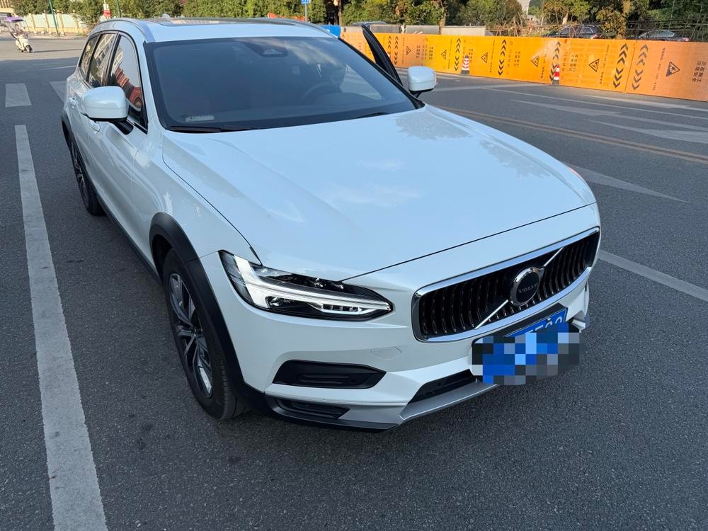Volvo V90 2024 — фото автомобиля