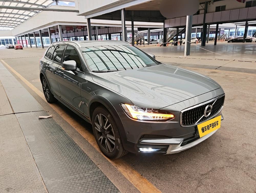 Volvo V90 2017 — фото автомобиля