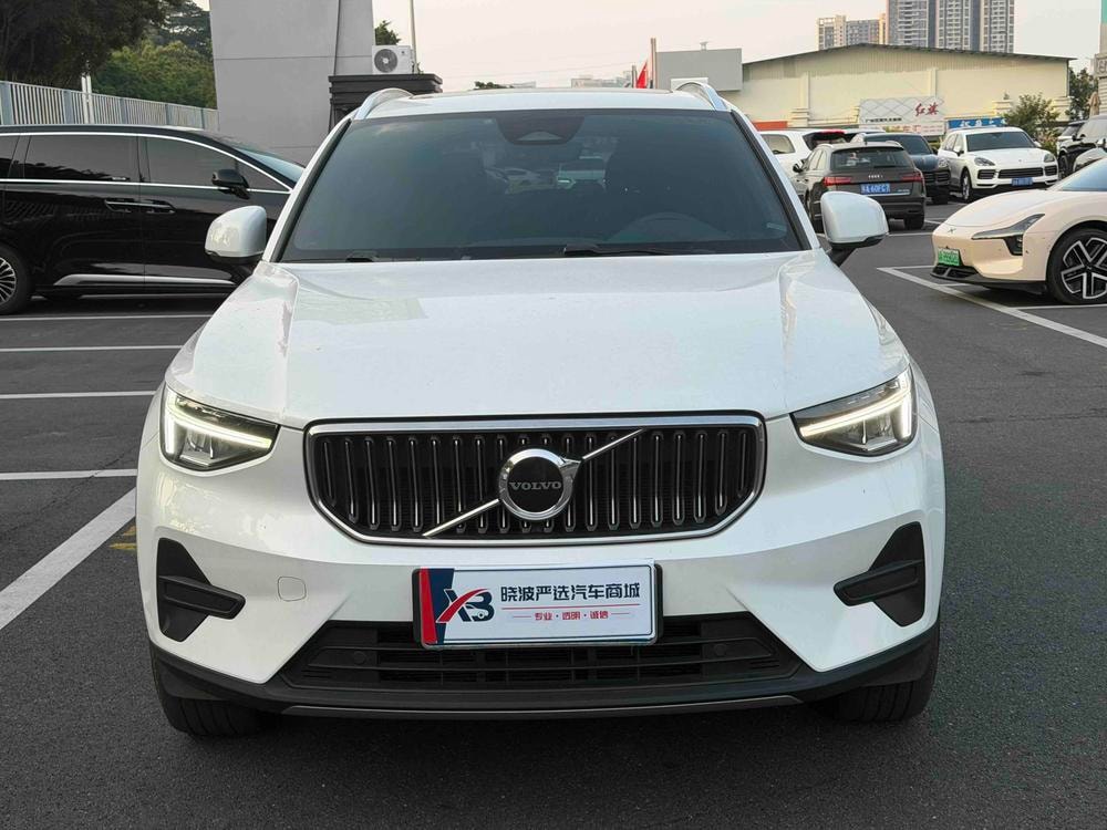 Volvo XC40 2023 — фото автомобиля 1