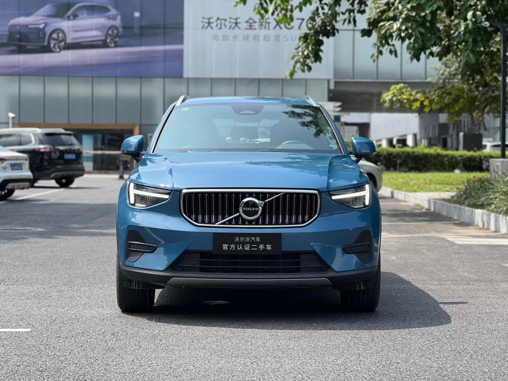 Volvo XC40 2025 — фото автомобиля