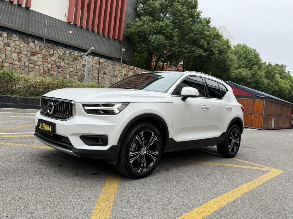 Volvo XC40 2021 — фото автомобиля 1