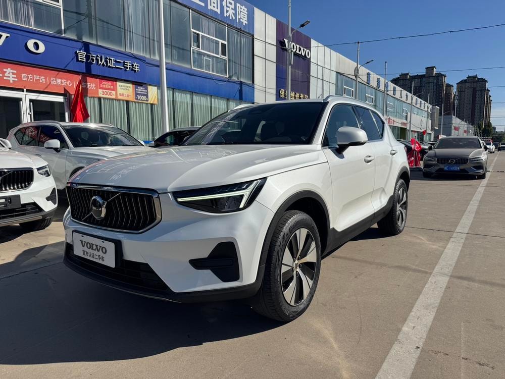Volvo XC40 2024 — фото автомобиля 1