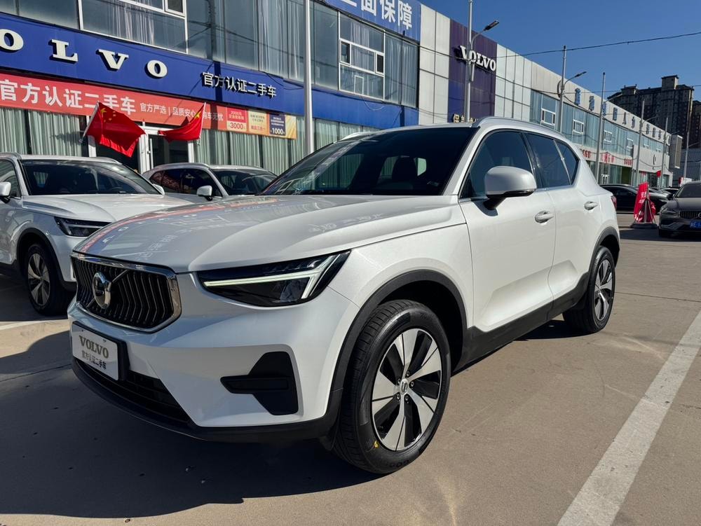 Volvo XC40 2024 — фото автомобиля