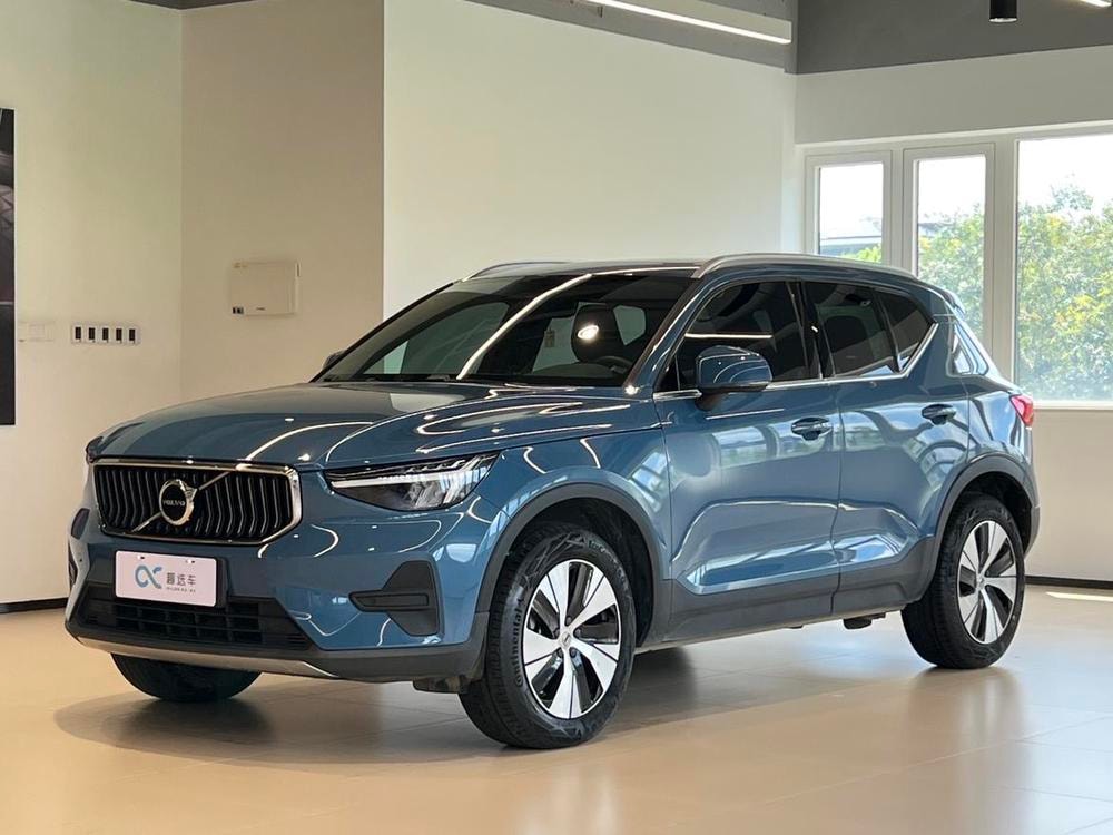 Volvo XC40 2024 — фото автомобиля 1