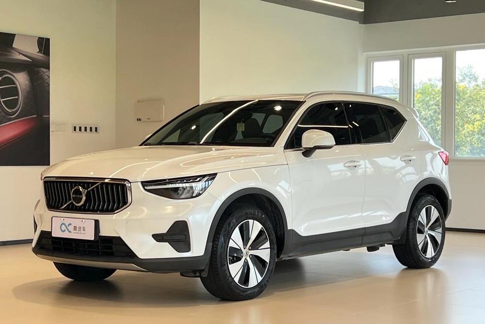 Volvo XC40 2024 — фото автомобиля 1