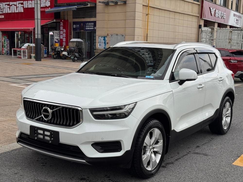 Volvo XC40 2022 — фото автомобиля 1