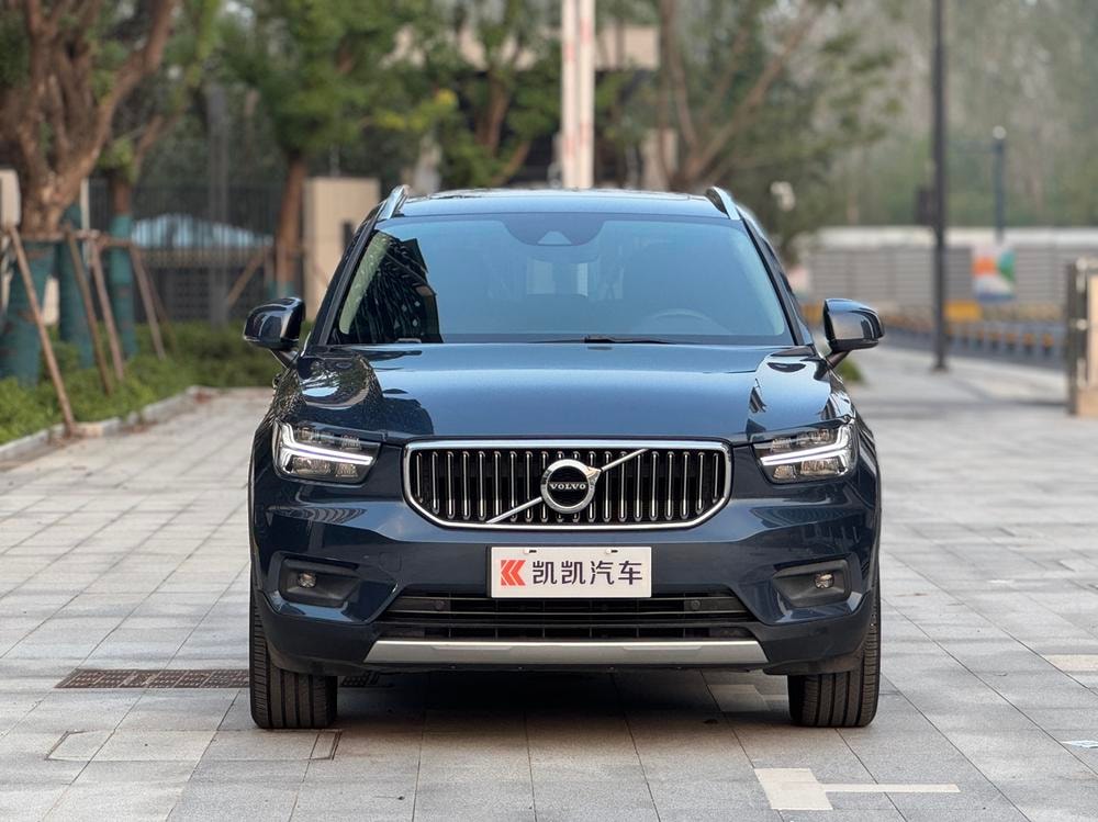 Volvo XC40 2021 — фото автомобиля 1