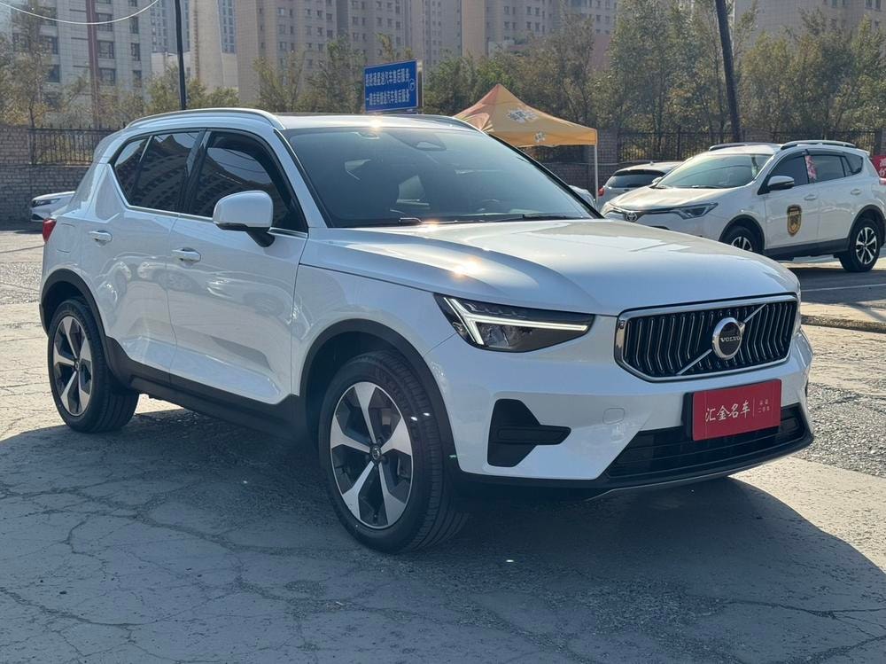 Volvo XC40 2023 — фото автомобиля