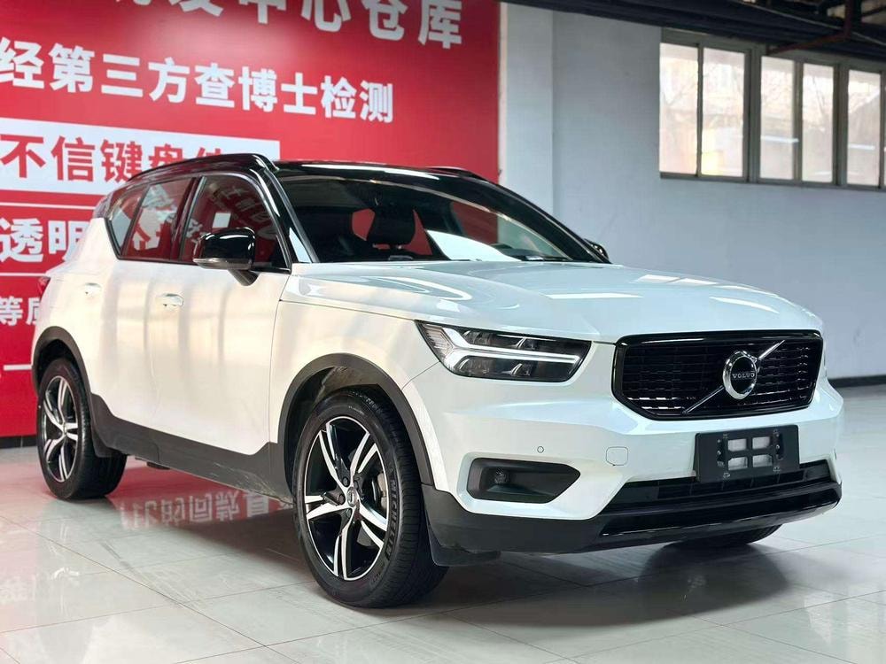 Volvo XC40 2021 — фото автомобиля