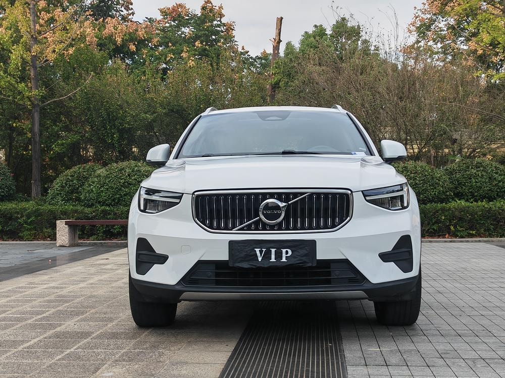 Volvo XC40 2023 — фото автомобиля