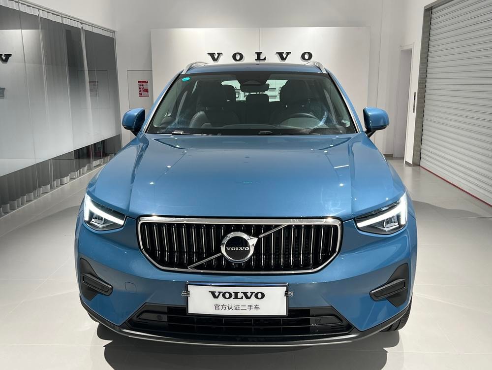 Volvo XC40 2025 — фото автомобиля