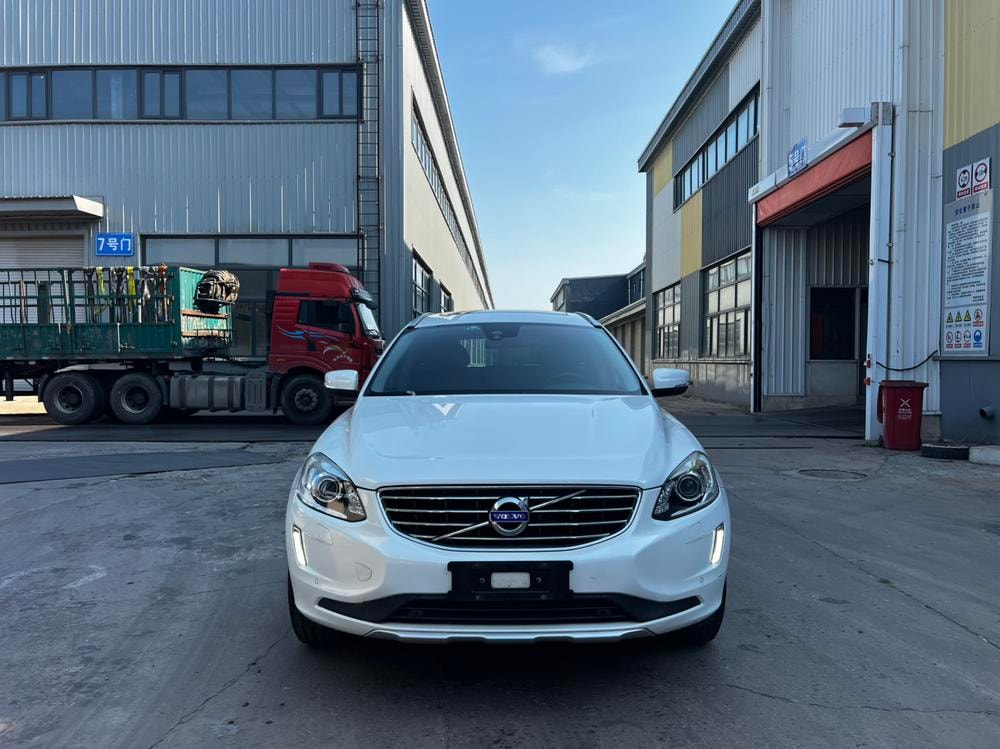 Volvo XC60 2017 — фото автомобиля 1