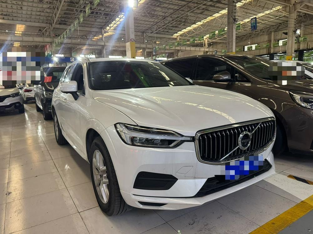 Volvo XC60 2019 — фото автомобиля 1