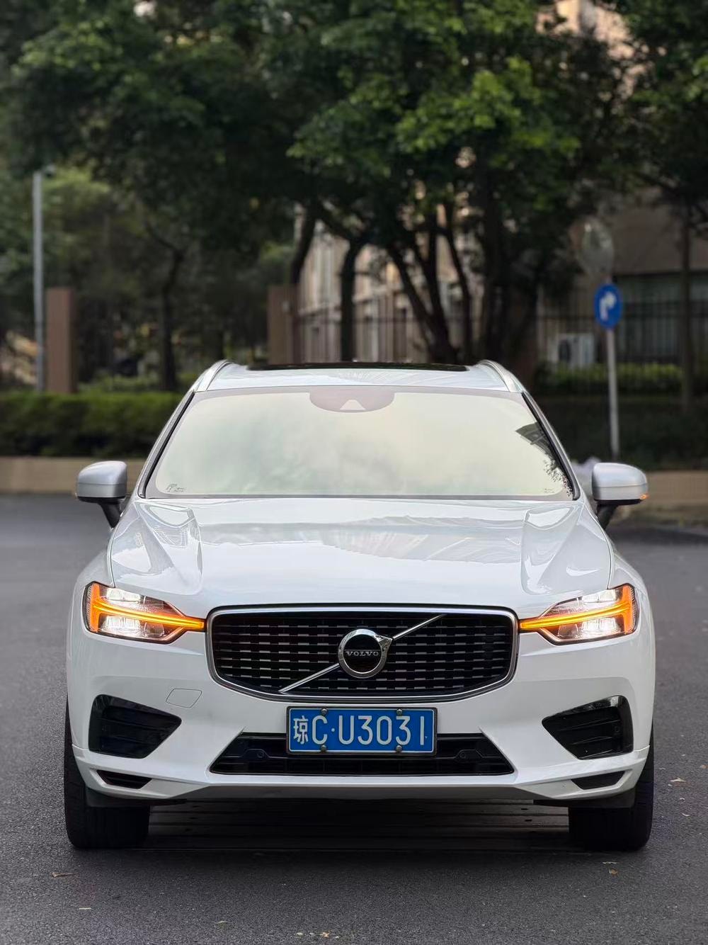 Volvo XC60 2019 — фото автомобиля 1