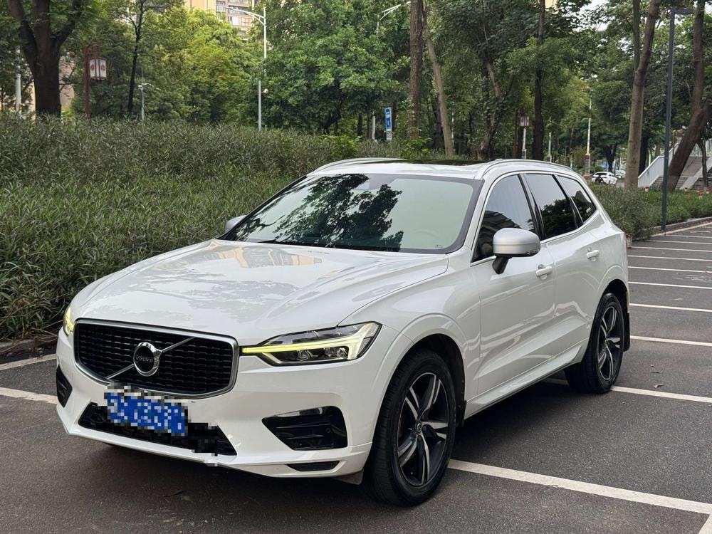 Volvo XC60 2019 — фото автомобиля 1