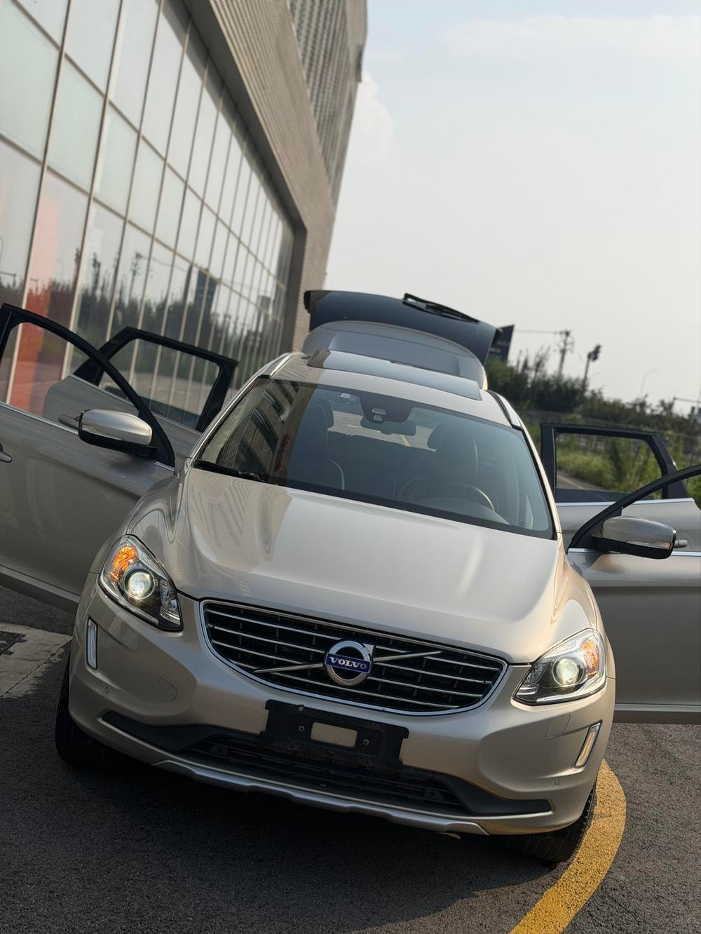 Volvo XC60 2018 — фото автомобиля