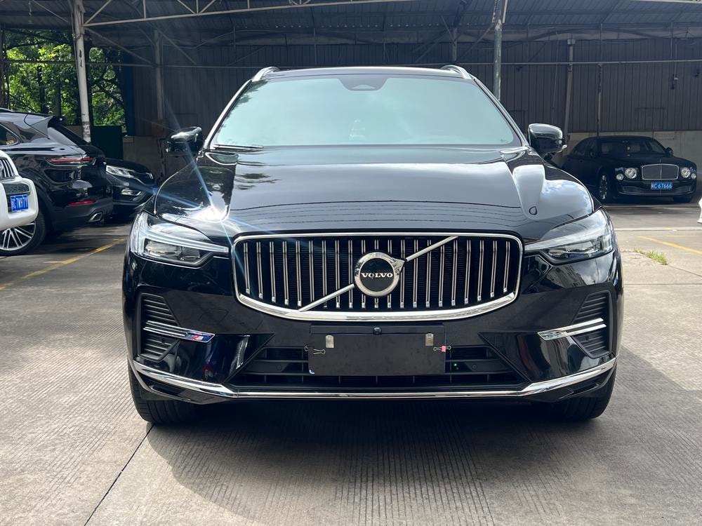 Volvo XC60 2025 — фото автомобиля 1