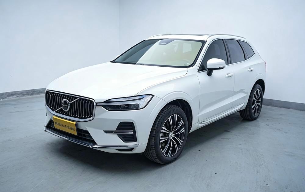 Volvo XC60 2022 — фото автомобиля