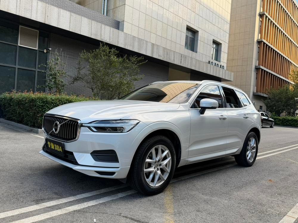 Volvo XC60 2019 — фото автомобиля 1