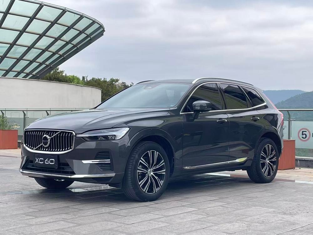 Volvo XC60 2022 — фото автомобиля 1