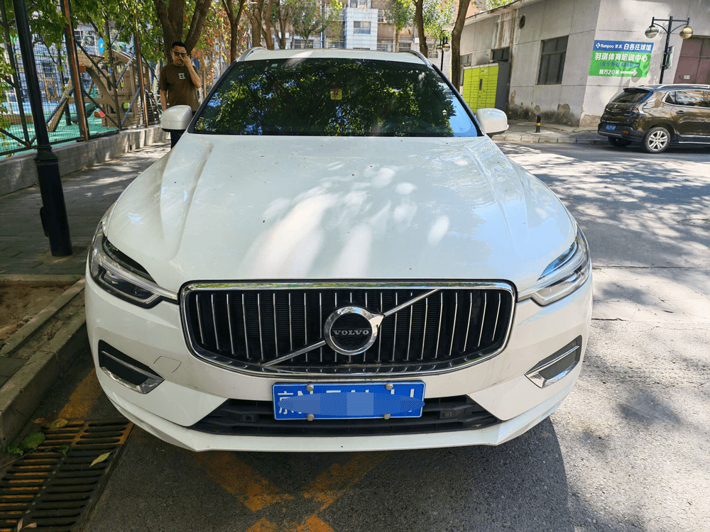 Volvo XC60 2021 — фото автомобиля