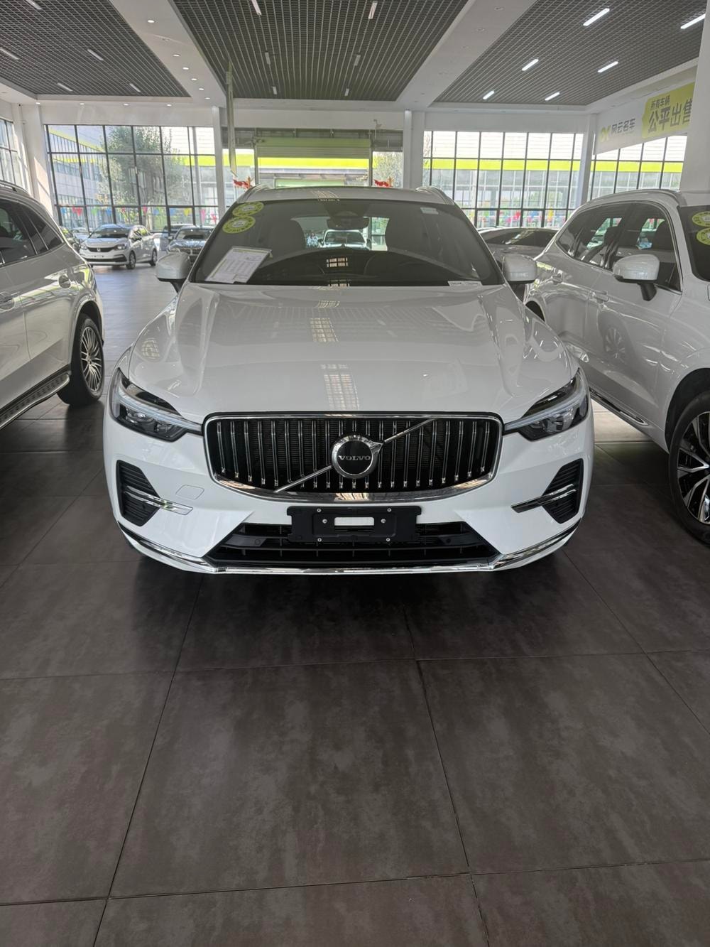 Volvo XC60 2025 — фото автомобиля 1